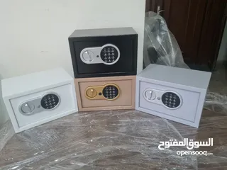  2 أمنّ ممتلكاتك الثمينة في منزلك بالاستعانة بهذه الخزنة الرقمية. لها هيكل قوي مصنوعة من المعدن