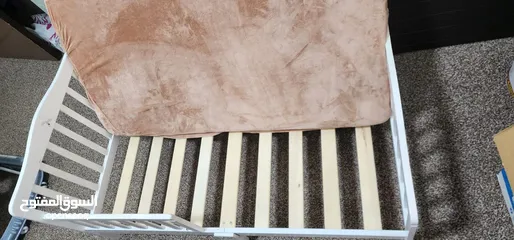  8 للبيع تخت أطفال خشبي أنيق  تخت خشب أبيض مع فرشة مريحة، تصميم عملي وآمن للأطفال.