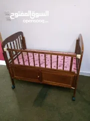  1 تخت اطفال تب نظافة للبيع المستعجل