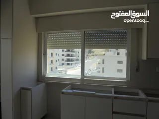  7 شقة خلف مديرية الامن العام وجامعة البتراء 200م مربع للبيع (3 دقائق عن شارع المطار)