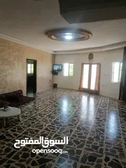  8 منزل للبيع على شارع 100 مطل منطقة جميلة جدا و هاذيه