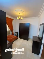  2 شقه مفروشه طابق ارضي مجهزة بالكامل غرفتين نوم وصاله ومطبخ وحمام وبرندة  شارع الجامعه طلاب اوطالبات
