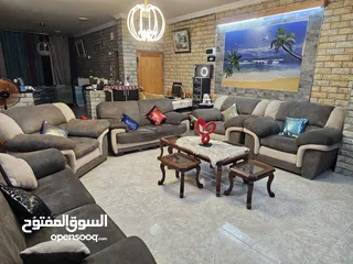  2 طقم كنبايات 8 مقاعد وطاولة و4طرابيزات