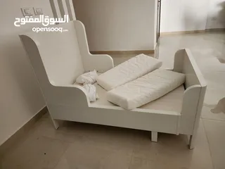  1 تخت اطفال آيكي قابل للتمددا بحالة ممتازة جداا مع فرشة وكفر