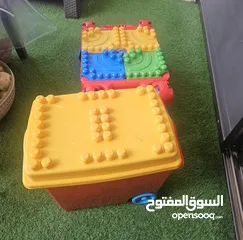  3 Megabloks طاولة  + بوكس بعجلات فيه عدد قطع منيح و مميزة