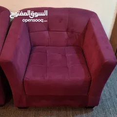  3 طقم كنب لون عنابي للبيع بحاله ممتازة