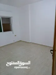  2 شقه سكنيه طابق اول  شمال مستشفى النجاح حي الاطباء  شمال مسجد عاليه التل من المالك مباشره