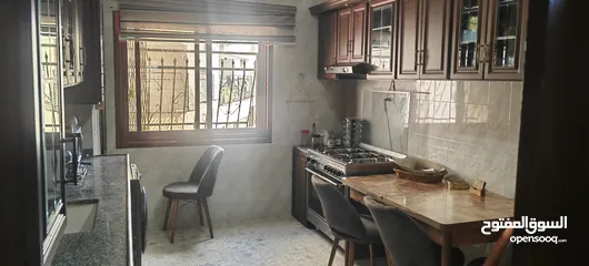  4 شقة بشارع بليبوس الاوسط بالقرب من مركز المدينه وبجانب جميع الخدمات.