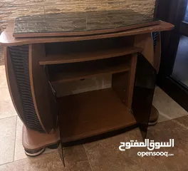  2 طاولة تلفاز بحالة جيدة