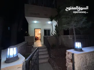  1 شقه  ارضيه مفروشه مكونه من غرفتين نوم وحمامين وصاله وصالون ومطبخ مجهز بالكامل  برنده  مواقف خاصه