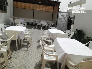  4 Plastic chairs for parties 200 baisa إيجار الكراسي والطاولات