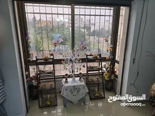  2 شقه مدخل مستقل مرتفعه 7 درجات عن الشارع مساحة الشقه 178 م2 عمر البناء 8 سنوات شماليه غربيه جنوبيه بس
