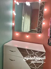  5 تحت مجوز 200*180 مع فرشة طبية مع 2 كومادينا وتواليت مع جرار وخزانة تحته ومرآة