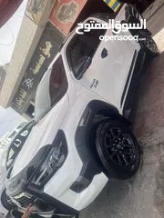  10 هايلوكس ادفنشر24  بحالة الزيرو لون ابيض داخليه اسود عليه اكسسوارات وتنجيدات داخليه مع صدام كامل اصلي