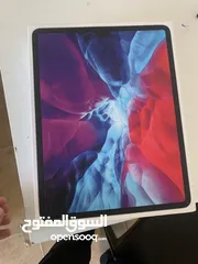  4 آيباد برو الحجم الكبير 12.9 للبيع مع قلم آبل أصلي و شاحنه الأصلي و كڤر للآيباد و كرتون بحالة ممتازة