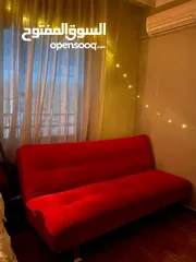  1 سوفا بيد لون احمر للبيع بحالة جيدة جدا