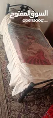  1 تخت سرير مع اللحاف