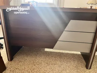 4 مكتب خشبي بحالة جيدة