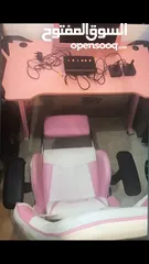  2 كرسي وطاولة وشاشة لون وردي وجهاز اتاري