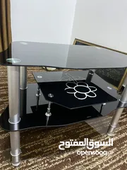  2 طاولة شاشه بحاله ممتازه بحال الوكاله فقط 18 دينار