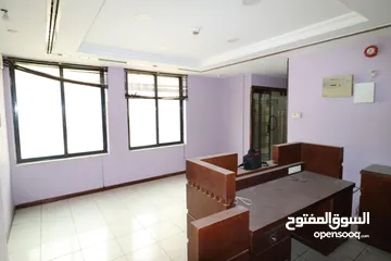  8 مكتب مميز مساحة 300 متر مربع للايجار بسعر مناسب