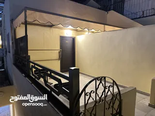  20 غرف وشقق فندقية نظيفة على البحر وبجانب السوق، موقع ممتاز، مطاعم، موقف عام، بلكونات، انترنت، مكيفات.