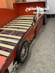  2 سرير احمر على شكل سيارة