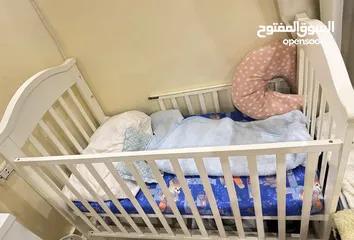  2 طقم كنب 7 مقاعد مع طاولة وسط وبفة وتخت اطفال بحالة جيده