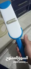  2 لعبه قطط ورضاعه خاصه للكلاب او للقطط يمكن استخدامها ومشط ازاله الشعر على الملابس