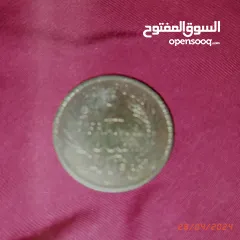  22 عملات نقدية قديمة تونسية وغير تونسية وساعة جيب ألمانية و مغارف سبولة مطبوعئن ومفتاح قديم