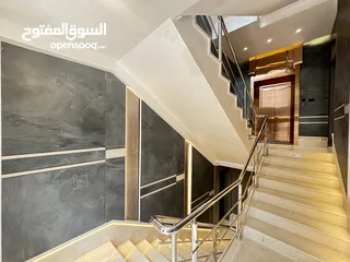  3 شقة روف باطلالة مميزة مساحة بناء 155م داخلي و 165م ترس بسعر مميز في عبدون