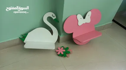  2 العاب اطفال وستارة ورفوف