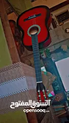  5 جيتار nailon احمر بحالة ممتازه، استعمال بسيط جدا