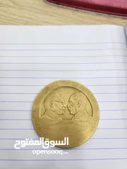  5 ميدالية تذكارية برونزية مطلية بالذهب صنعت عام 1977 ميلادي بسبب زيارة السادات لإسرائيل