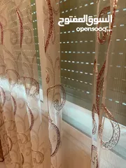  2 ستائر مستعمله للبيع لشباكين جلد الغزال لون خمري