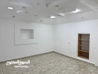 8 شقه ارضي مستقل  عرسان فقط او طالبات بحي الارمن مدخل وساعه كهرباء ومي مستقلين حديقتين مكان للشوي شلال