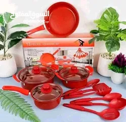  1 الطقم مكوّن من 13 قطعة متكاملة تشمل قدور بأحجام مختلفة + مقلاة + مجموعة أدوات مطبخ سيليكون .