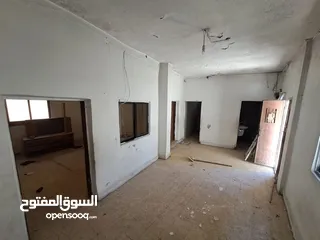  8 ارض ومنزل للبيع في ماركا نمره ثنين عن الشارع والسوق وفي دخله ع الارض من الخلف