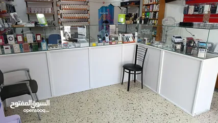  1 محل كامل للبيع بضاعة رفوف عدت صيانة الجوالات مكيف بترينة