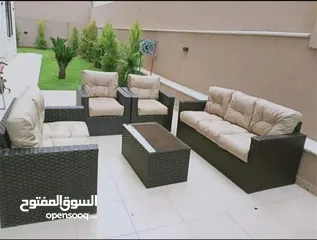  3 طقم راتان 5 مقاعد.     مع طاولة وسط  تتوفر جميع الالوان ويتوفر طقم سباعي ومراجيح
