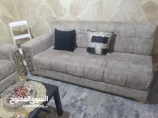 2 طقم كنب حرف ال للبيع مع طاوله صغيره وسط