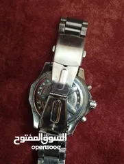  16 ساعة بريتلينغ مصنوعة في سويسرا، حيث تُعتبر سويسرا مركزًا لصناعة الساعات الفاخرة. تستخدم العلامة التج