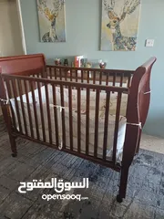  3 سرير أطفال خشب بحالة جيدة مع مرتبة وملحقات