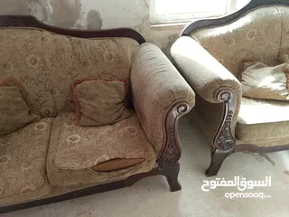  2 طقم كنبايات مستعمل للبيع مع طاولة بيضاء كبير و صغيرة عدد 2
