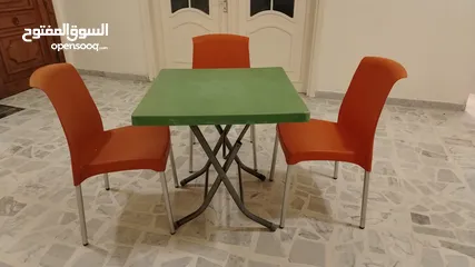  1 طاولة معدن مع وجه بلاستيك +3 كراسي ملون ارجل المنيوم بحاله ممتازه للبيع