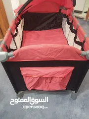  1 سرير بيبي اصلي براند جونيورز مع شنته للسرير من السعوديه