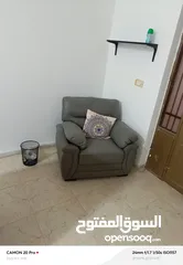  1 كنب بالإضافة الى مكتب وكرسي