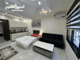  19 ستوديوهات جديدة 150 دينار اسبوعيا او 450 دينار شهريا في عمارة عائلات راقية