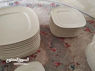  5 طقم سفره كامل من home center دبي لون ابيض منقش منه وفيه