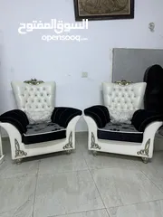  6 طقم كنب مع طاولة وسط وبترينا وطاولة سفرة ومزنون